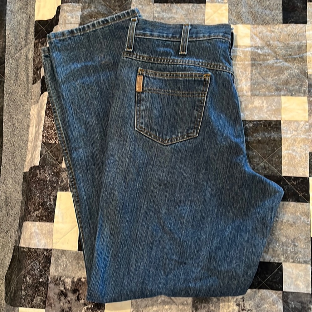 Men’s Cinch jeans great condition for work small discoloration on front righ leg